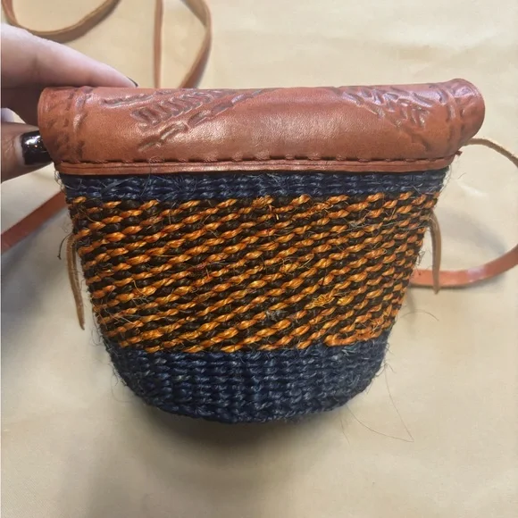 Woven Blue & Brown Crossbody Bucket Bag Leather Patterned Top Closure Straps - Picture 4 of 15